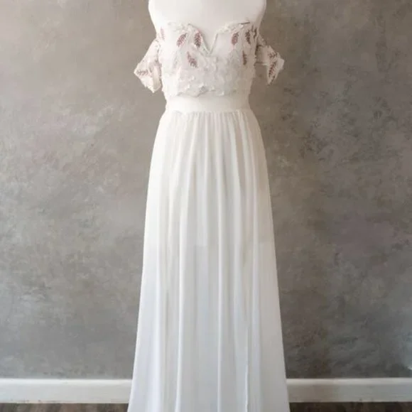 chinese dress ladies Crazy4Bling Soieblu Ivory Long Sleve Lace Bodycon Mini Short Dress with  Gold Embroideries, Medium : Amazon.ca: Clothing, Shoes & Accessories main image 0